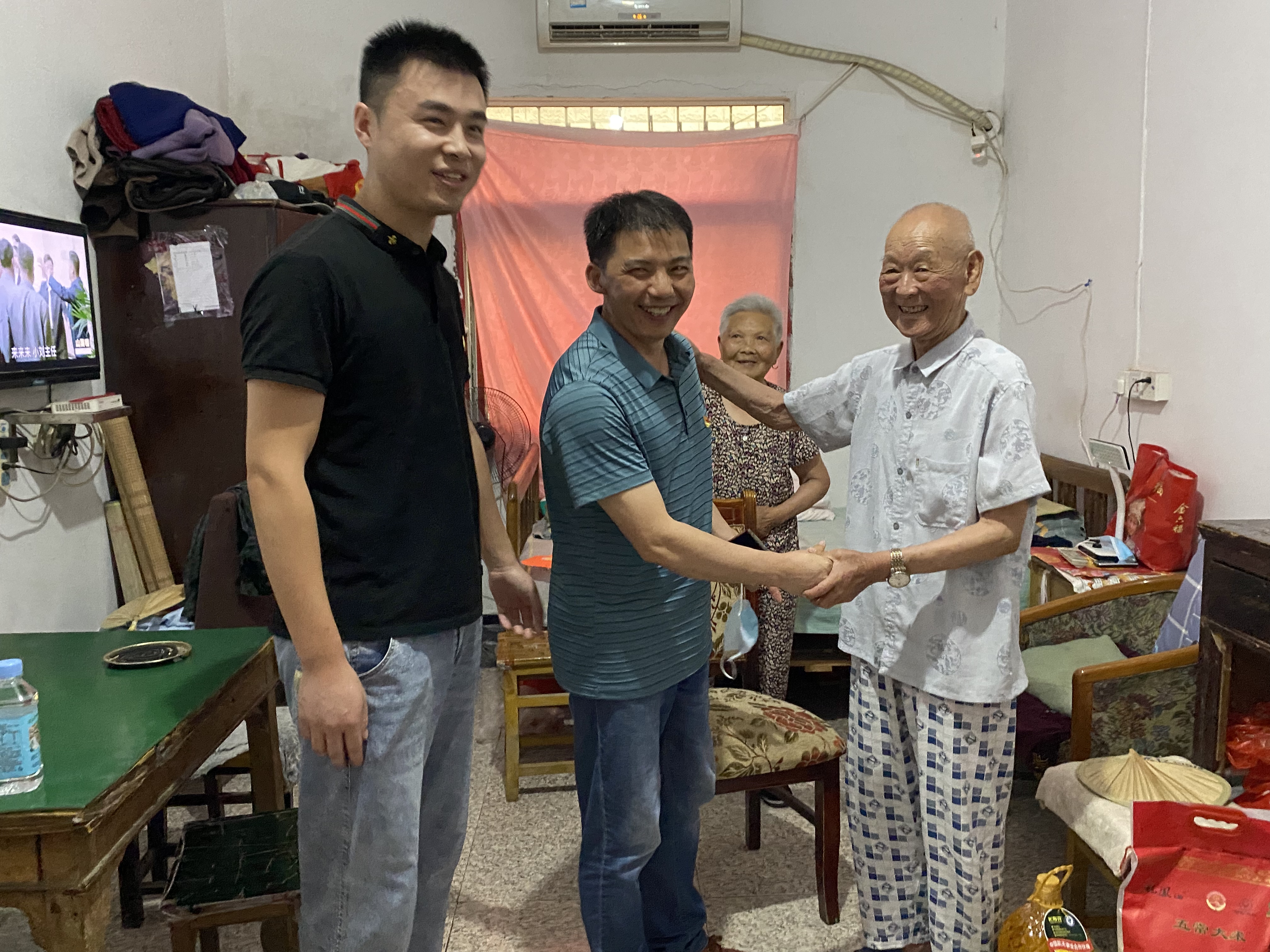 “七一“慰問老黨員 傳承黨情暖心田