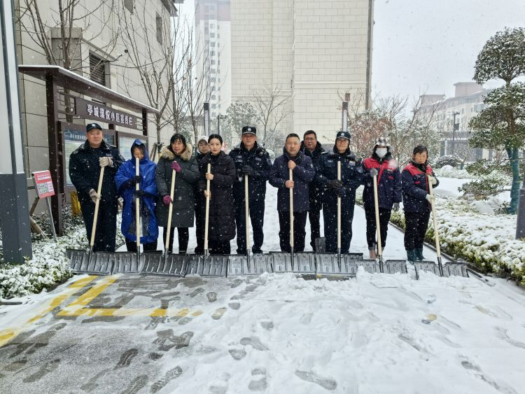 大雪紛飛冬已至，亭城物業(yè)保出行