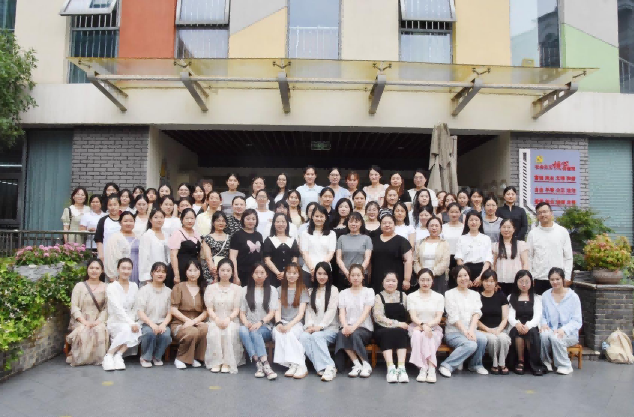 “且思且行同芬芳?且悟且進(jìn)共成長” 云朵幼兒園教師赴南京參加訪學(xué)交流活動