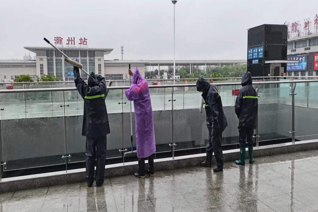 持續(xù)大雨！這群“美容師”全力保障滁州軌道站點環(huán)境衛(wèi)生