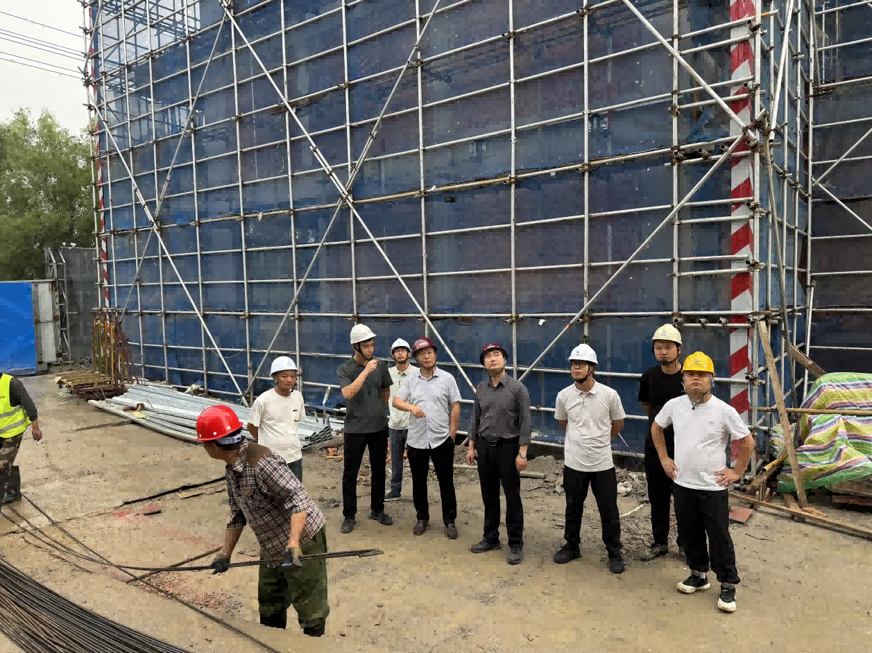 市文旅集團黨委委員、副總經(jīng)理李玉飛帶隊調(diào)度集團重點項目